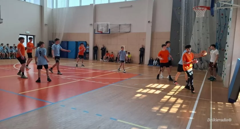 Młodzi koszykarze walczyli o tytuł mistrza w Żywcu - emocjonujący finał powiatu