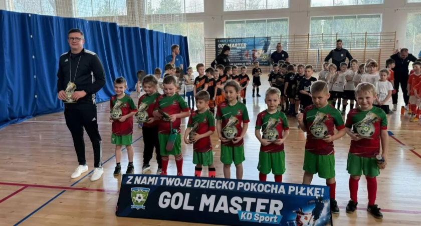 Pasja, zaangażowanie i sukcesy – młodzi piłkarze Borów błyszczą w Andrychowie