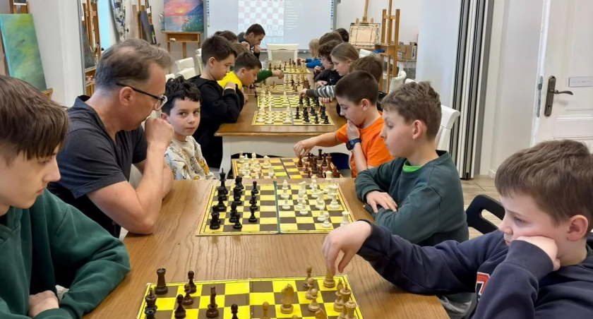 Pasja i nauka szachów łączy młodych graczy w Lipowej