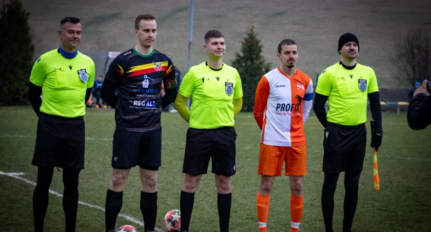 Emocjonujące derby w Lipowej goście triumfują pomimo przewagi gospodarzy