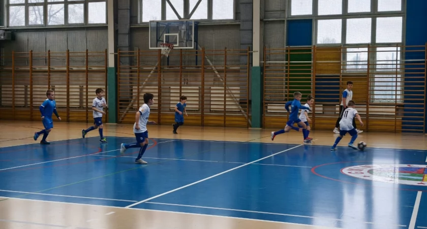Sportowa radość i emocje najmłodszych podczas halowego turnieju piłkarskiego