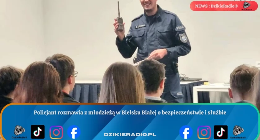 Policjant rozmawia z młodzieżą w Bielsku Białej o bezpieczeństwie i służbie