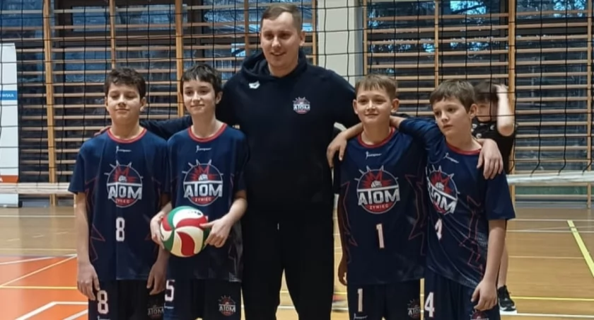 Sukces młodych siatkarzy UKS ATOM Żywiec w regionalnych rozgrywkach minisiatkówki