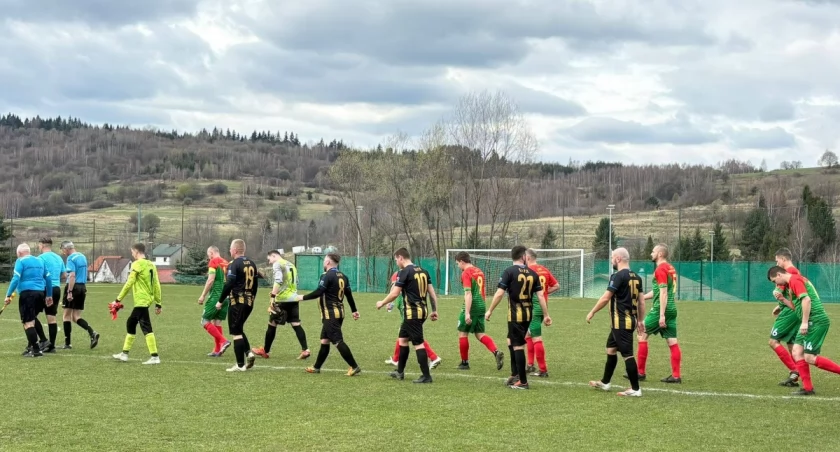 Formalne błędy i sportowa niemoc przesądzają wynik derbów gminy.