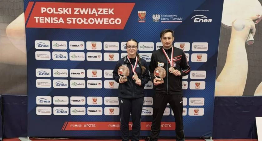 Artur Białek z Łodygowic zdobywa brązowy medal na mistrzostwach Polski w tenisie stołowym.