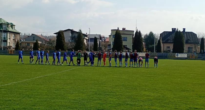 TS Koszarawy Żywiec juniorzy odrabiają straty i remisują z Kuźnią Ustroń.