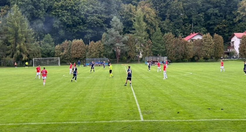 Świetna zapowiedź 12 kolejki INSTALMAX B-Klasy Żywiec emocje wracają na boiska.