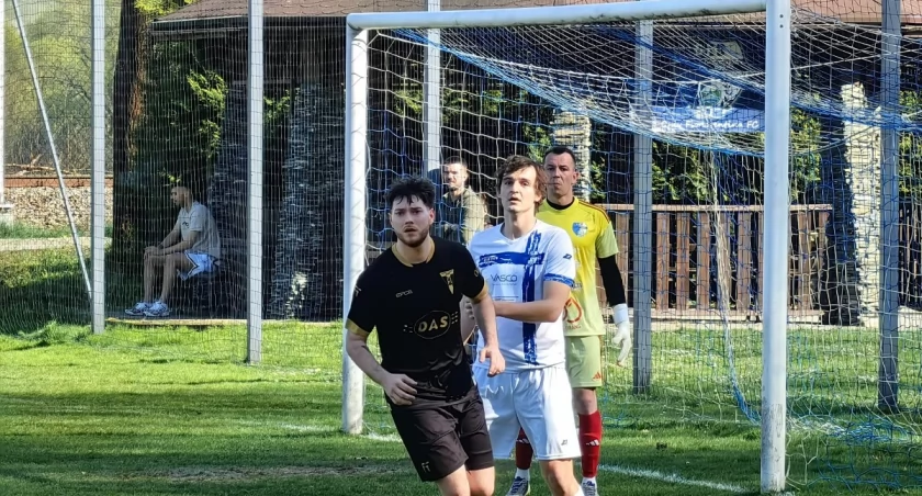 Zacięta walka i zwrot akcji w Radziechowach kończą się triumfem GKS-u.