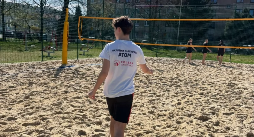 UKS ATOM Żywiec rozpoczął intensywne przygotowania do sezonu siatkówki plażowej.
