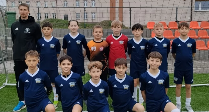 Młodzi piłkarze z STALI z rocznika 2015 walczą o awans do Śląskiej Superligi.