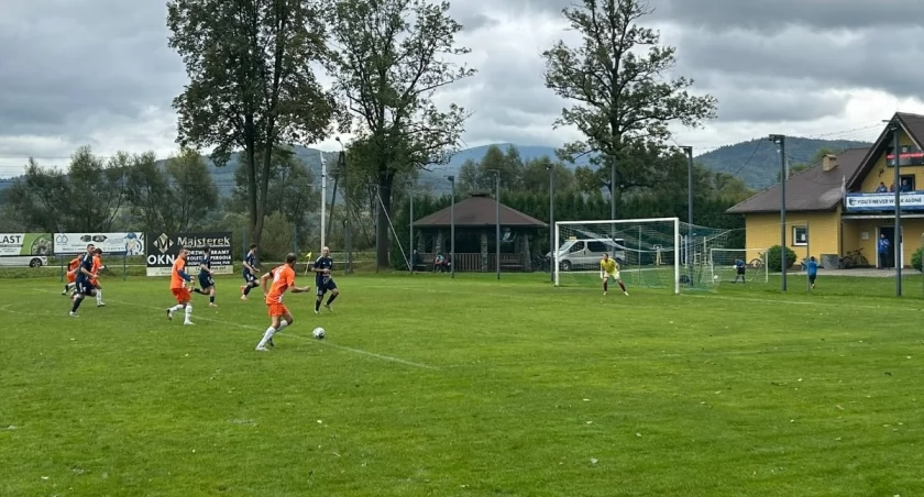 Sensacja na boisku w Radziechowach. Lider zatrzymany po zaciętym starciu.