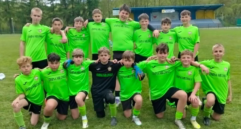 Sportowa pasja i nowe stroje napędzają młodych piłkarzy UKS Lisek Milówka.