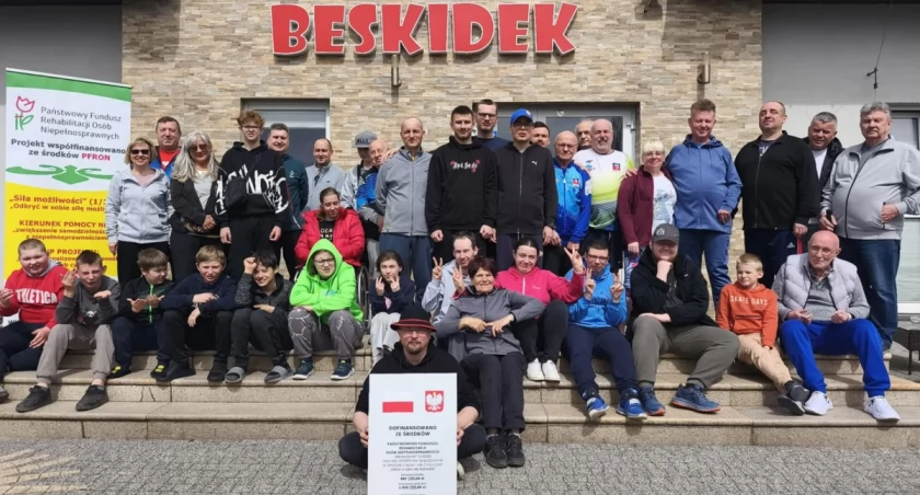 Siła Możliwości wspiera niepełnosprawnych w sportowych obozach rehabilitacyjnych.