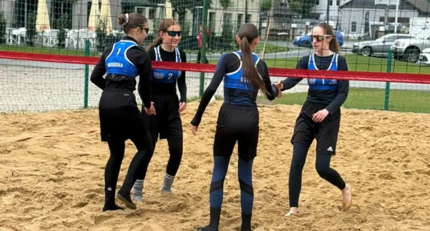 Trzy pary z Żywca meldują się w półfinale Mistrzostw Śląska w siatkówce plażowej.