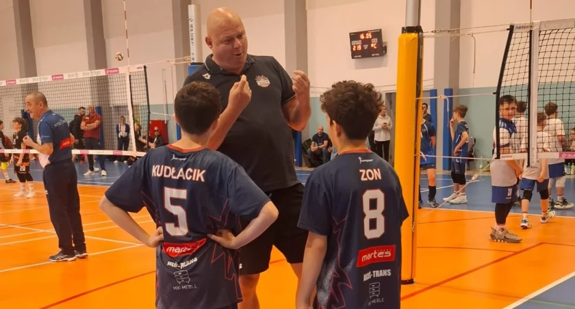 Młodzi siatkarze UKS ATOM Żywiec kończą sezon pełni doświadczeń i ambicji.