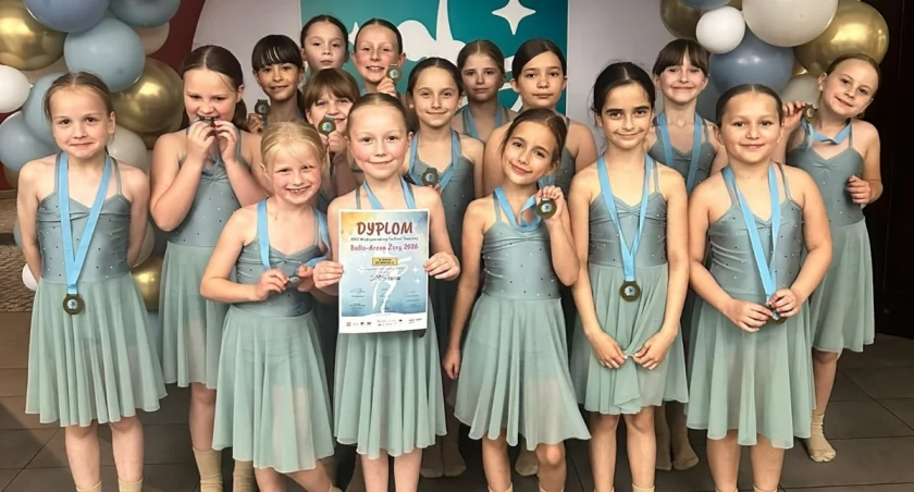 Sportowy sukces młodych gimnastyczek z Żywca podczas pierwszych zawodów.