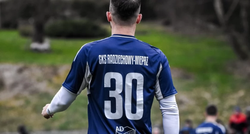 GKS Radziechowy-Wieprz odrabia straty i wygrywa derbowy mecz w Leśnej.
