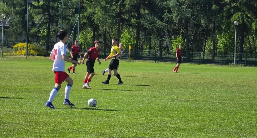 Juniorzy UKS Zbójnik Ujsoły remisują z GKS Podhalanka w emocjonującym meczu.