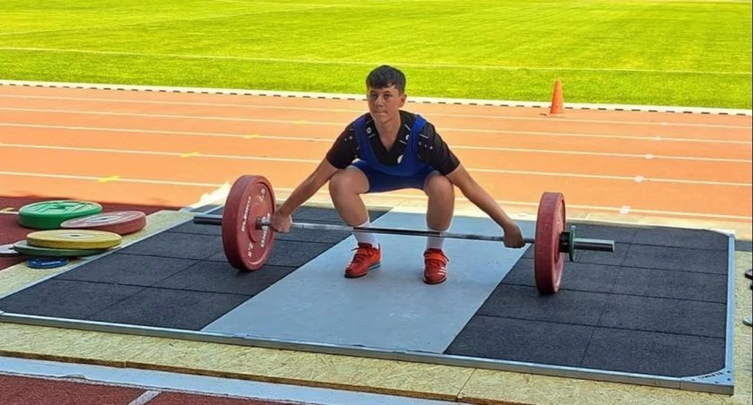 Aleksander Pierlak zdobywa srebro na Mistrzostwach Śląska U17 w podnoszeniu ciężarów.