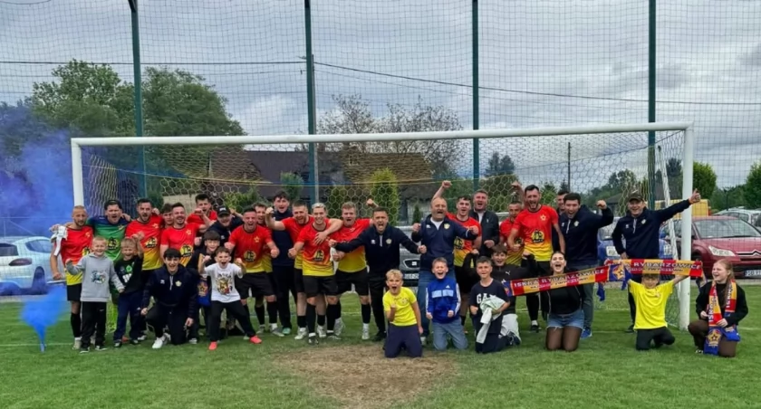 Iskra Rybarzowice świętuje awans do Ligi Okręgowej po imponującym zwycięstwie