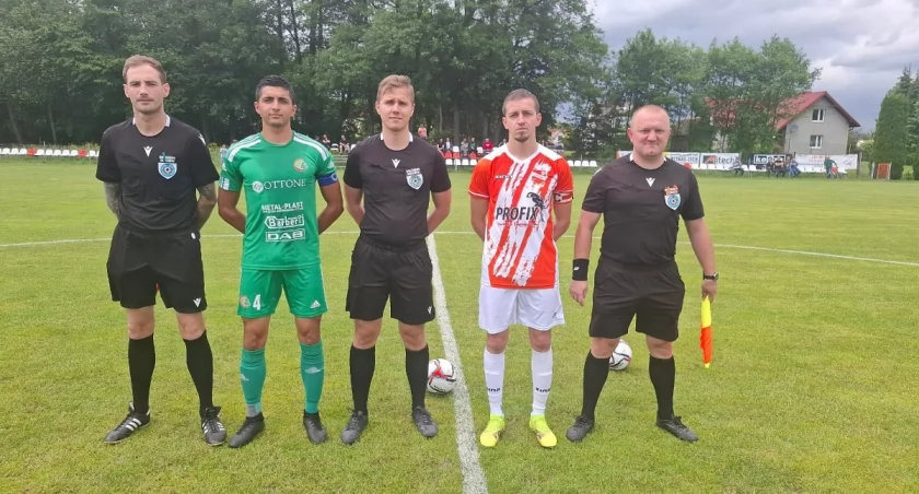 LKS Leśna triumfuje na zakończenie sezonu zdobywając 4 bramki.