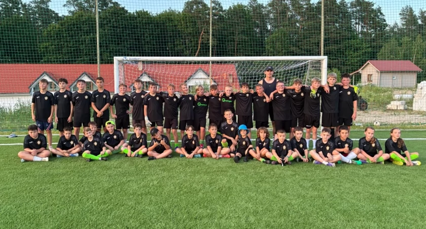 Młodzi piłkarze z Milówki podbijają Mazury podczas obozu i RYN CUP 2026