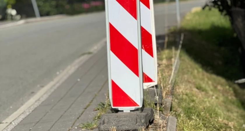 Powiat Żywiecki remontuje chodnik przy ulicy księdza Karola Śmiecha w Żabnicy