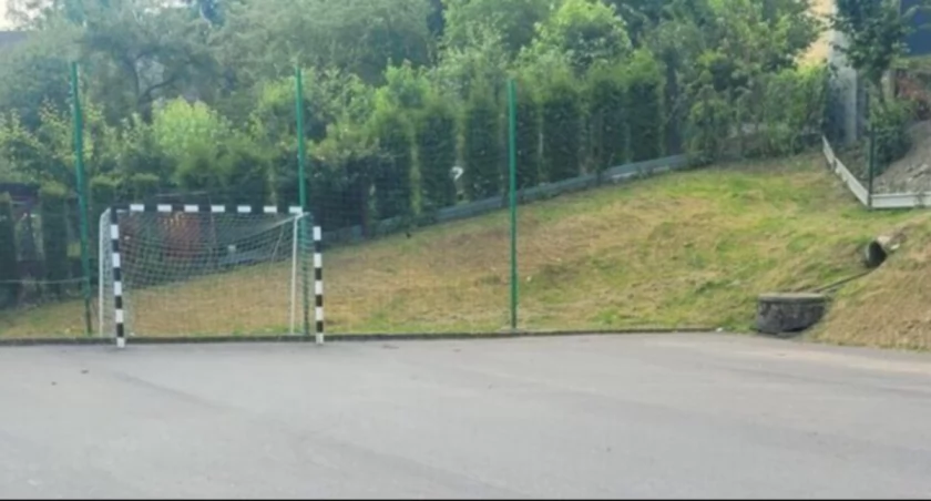 Remont boiska w Ostrem zakończony z nową nawierzchnią asfaltową