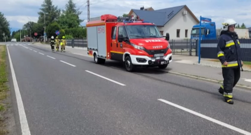 Strażacy z Gilowic skutecznie usuwają plamę substancji ropopochodnej z ulicy