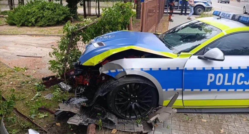 Nietypowy radiowóz Mustang w kolizji podczas interwencji w Radomiu