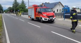 Strażacy z Gilowic skutecznie usuwają plamę substancji ropopochodnej z ulicy