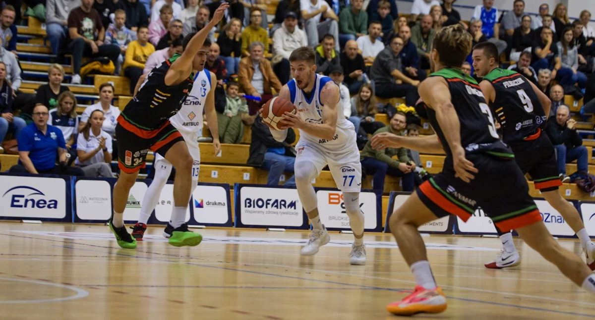 Sędziowie się pogubili, koszykarze Enei Basketu wytrzymali do końca 