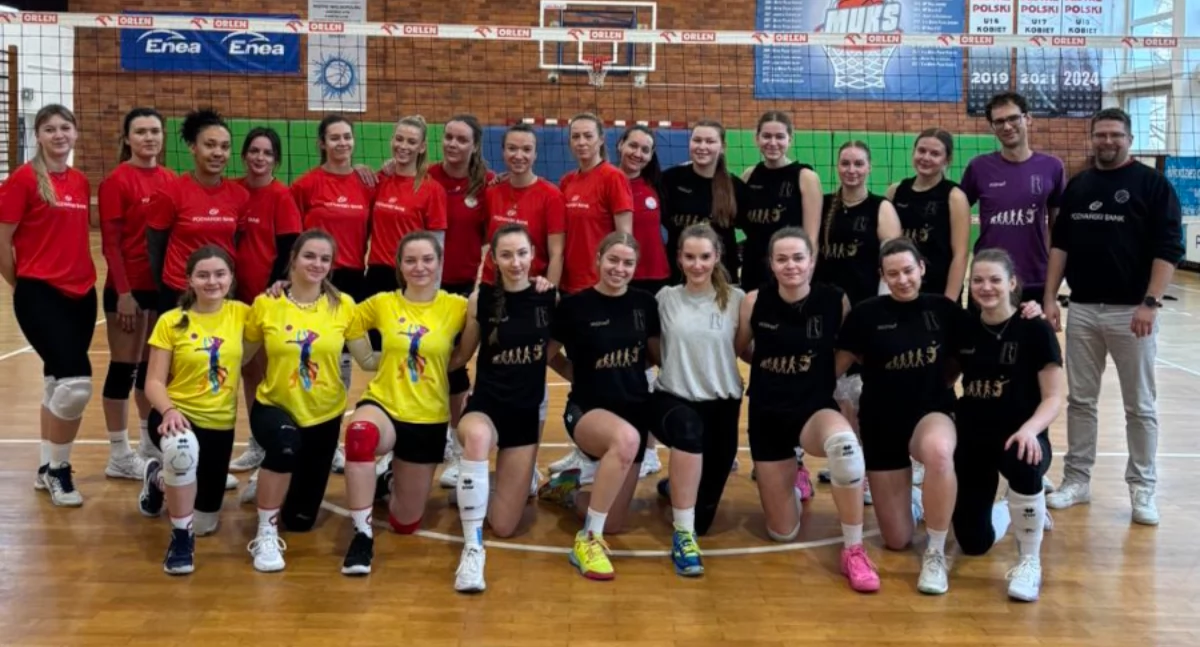Noworoczne, towarzyskie derby pod siatką