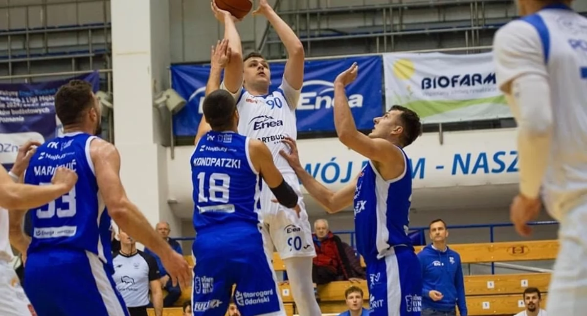 Znów pełna hala na meczu Enei Basketu. < Zabili nas rzutami za trzy punkty >