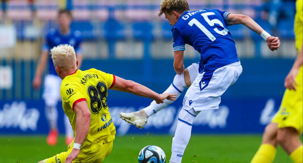Gra w Lechu Poznań od ósmego roku życia, zostaje w klubie na kolejne trzy lata