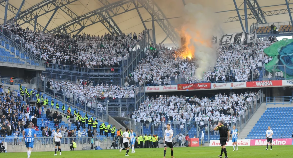 Sport.Poznań Retro. Lech - Legia 16.04.2011 - kontrowersje na murawie, dymy na trybunach