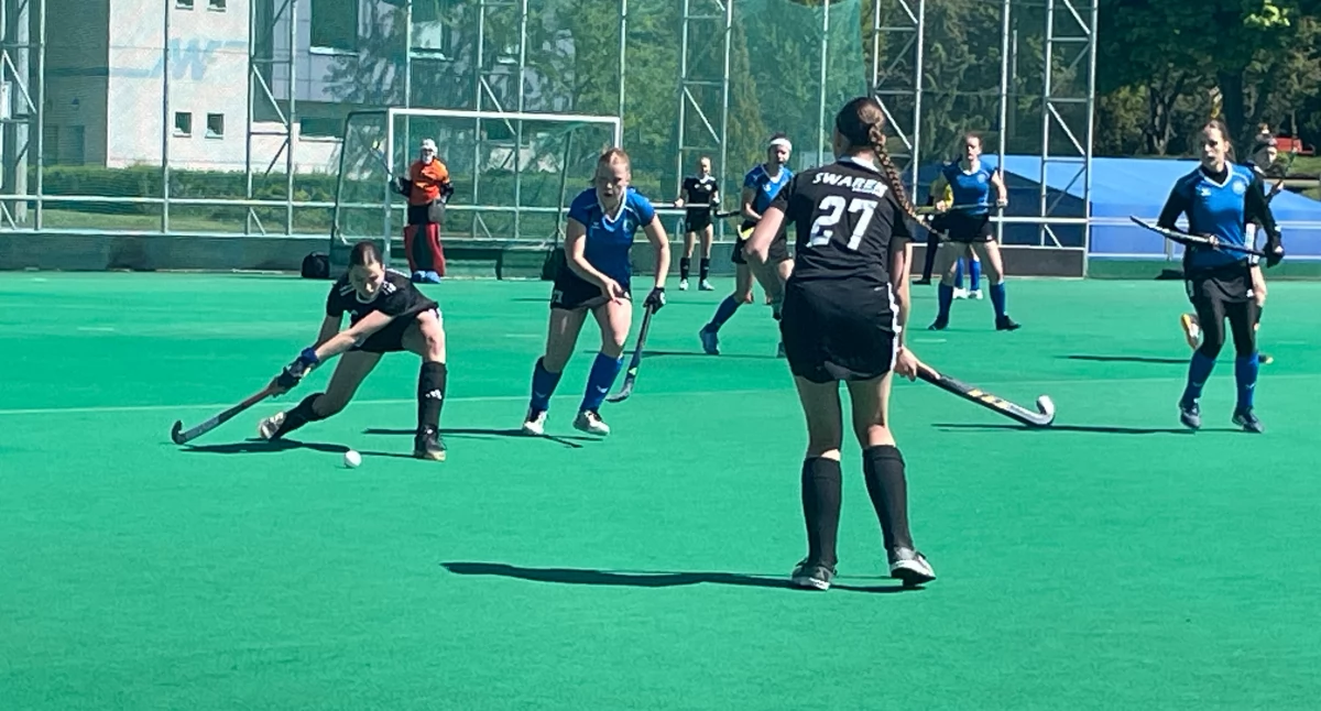 Sporo goli, ale bez niespodzianek w 1. Lidze Hokeistek na Trawie