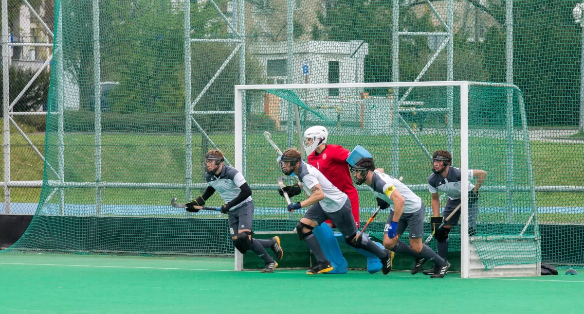 Hokej Superliga. Awans Warty, ważna wygrana AZS-u Politechniki
