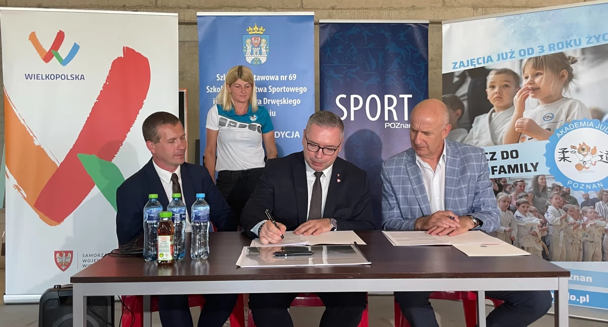 Podpisanie umowy dopełniło dzieła. Hala sportowa w ZS nr 8 w Poznaniu będzie gotowa 31 października