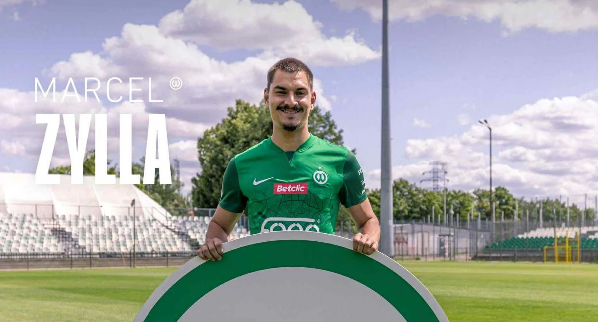 Wychowanek Bayernu Monachium w Warcie. Klub wypożyczył też z Wisły Kraków 19-letniego pomocnika