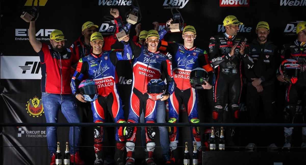 Mateusz Molik wraz z zespołem na podium MŚ Endurance
