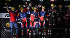 Mateusz Molik wraz z zespołem na podium MŚ Endurance