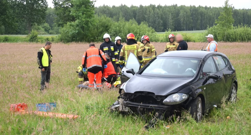 Dachował seat. Dwie osoby poszkodowane