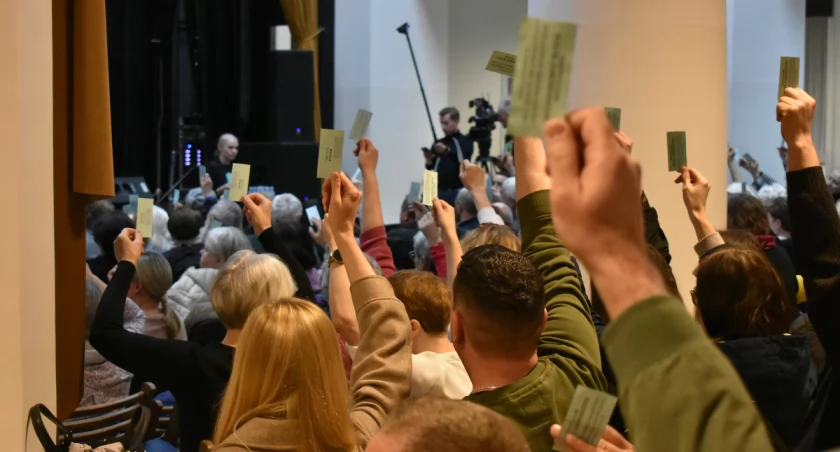 Walne w spółdzielni, czyli cztery i pół godziny na betonowych schodach