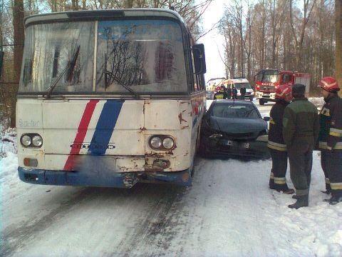 Zderzenie autobusu z samochodem osobowym (+zdjęcie)