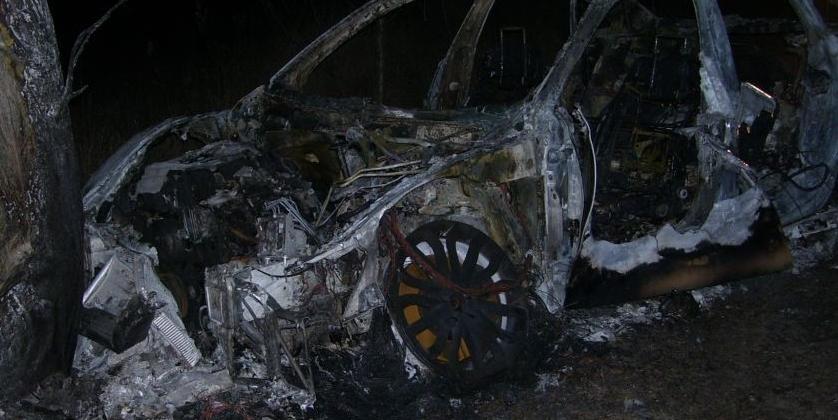 Audi spłonęło po uderzeniu w drzewo