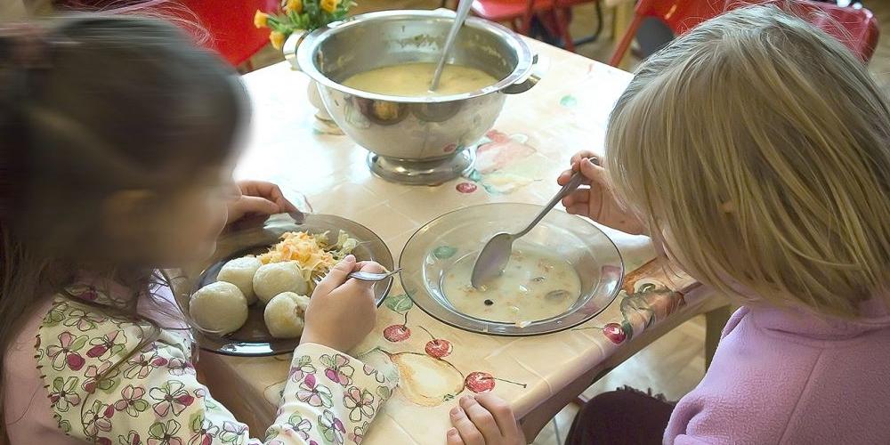 Segregacja dzieci w stołówce