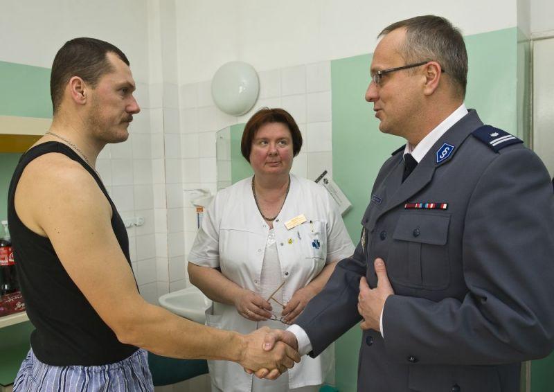 Bohaterski policjant przebywa w szpitalu