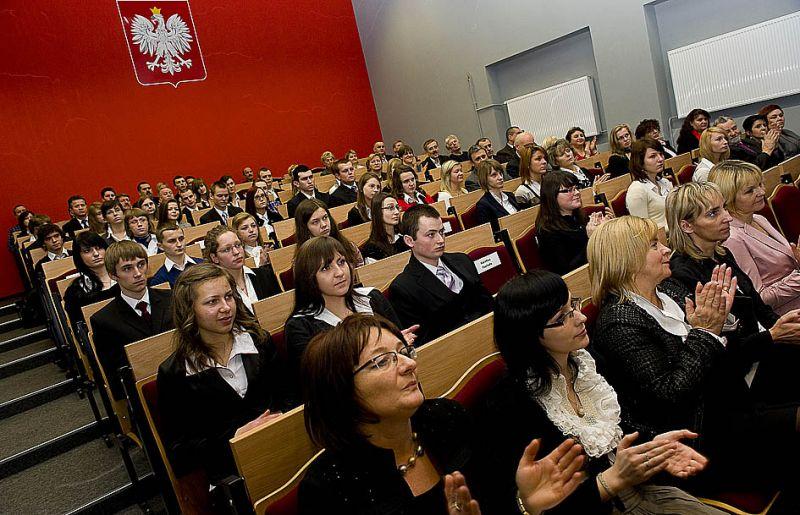 Premier przyznał stypendia