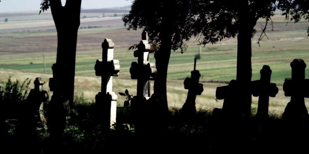 Proboszcz zostawił trumnę  i żałobników